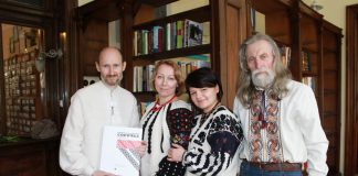 Презентація другої частини книги про Борщівську народну сорочку. Фото Вікторії Кметь