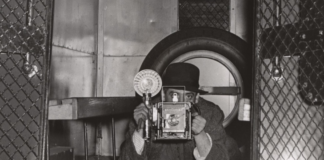 Віджі Артур. «Автопортрет в поліцейській вантажівці». Фото: Weegee / International Center of Photography