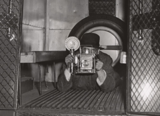 Віджі Артур. «Автопортрет в поліцейській вантажівці». Фото: Weegee / International Center of Photography