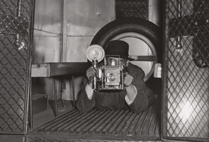 Віджі Артур. «Автопортрет в поліцейській вантажівці». Фото: Weegee / International Center of Photography