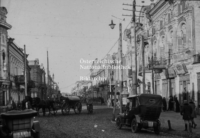 Початок теперішньої вулиці Лесі Українки, фотограф Франц Пахляйтнер