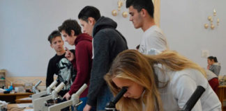 Відвідувачі виставки "Зоопарк під мікроскопом"