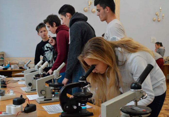 Відвідувачі виставки "Зоопарк під мікроскопом"