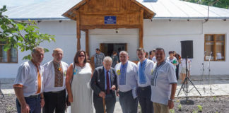 З Героєм України Юрієм Шухевичем біля Музею “Родинна садиба Шухевичів”. Село Тишківці Городенківського р-ну Івано-Франківської області. 29 червня 2019 р. Світлина зі збірки Андрія Сови.