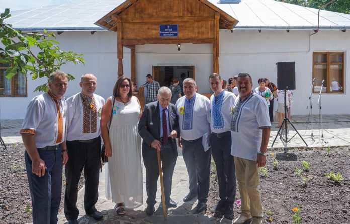 З Героєм України Юрієм Шухевичем біля Музею “Родинна садиба Шухевичів”. Село Тишківці Городенківського р-ну Івано-Франківської області. 29 червня 2019 р. Світлина зі збірки Андрія Сови.