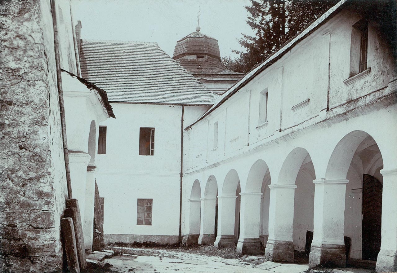 Внутрішній двір у комплексі будівель Святоуспенської Унівської Лаври Студійського Уставу
