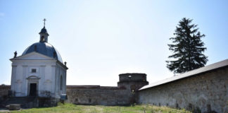 Під час реставрації монастиря в Підкамені будівельники знищили десятки давніх поховань, перемістили та пошкодили одинадцять надмогильних плит старого кладовища. Зігнорувавши рекомендації археологів, робітники порушили культурний шар на території пам’ятки архітектури національного значення. Фото - прес-служба РАС.