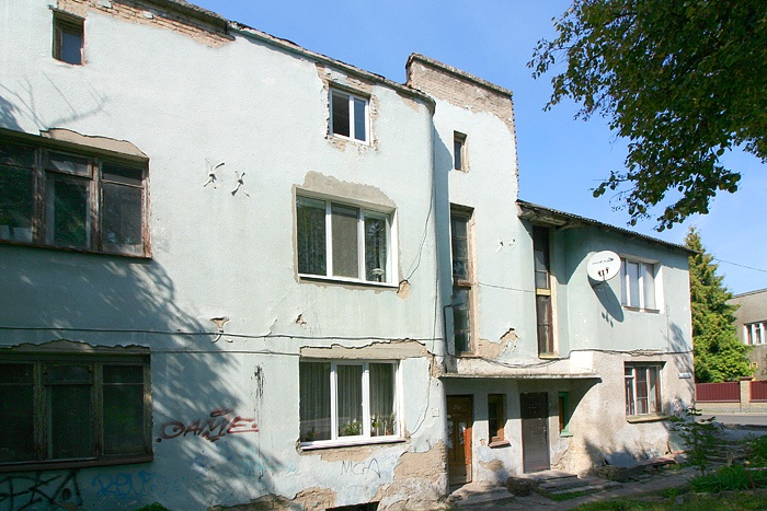 Цей будинок на вулиці Глушець в Луцьку тепер має номери 21-27, ніби це 4 будинки