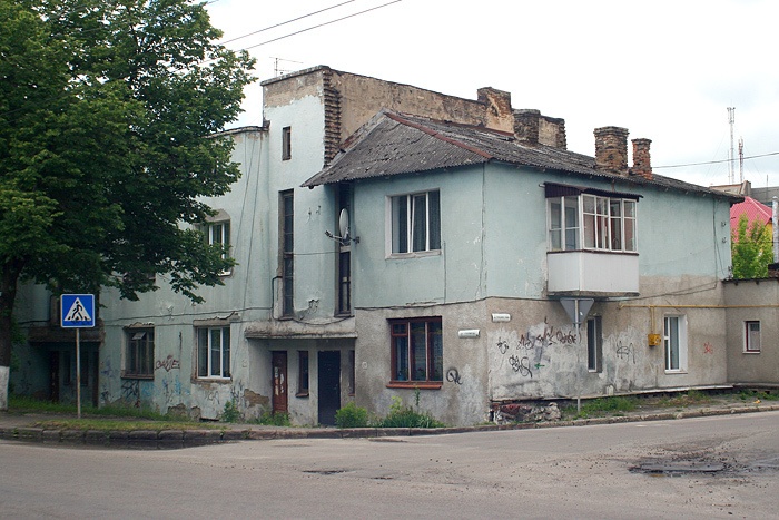 Цей будинок на вулиці Глушець в Луцьку тепер має номери 21-27, ніби це 4 будинки