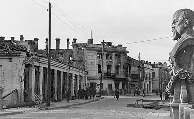 Пам'ятник Юзефу Крашевському на мості Казимира Великого в Луцьку (тепер майдан Братський міст) і знищені війною будівлі