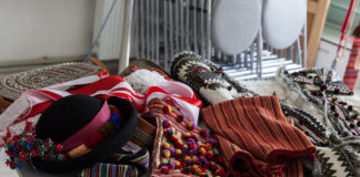 Експозиція виставки "Одяг, люди і мистецтво"