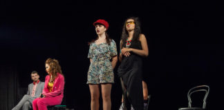 Сцена з вистави "Голомоза співачка. Драма".