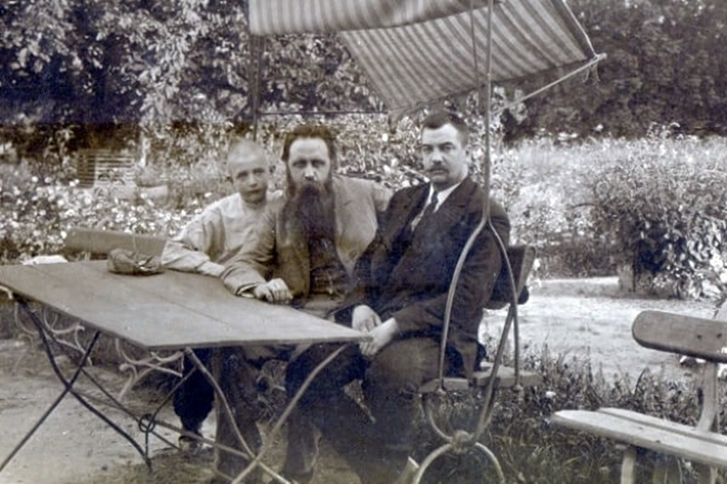 Барон Штейнгель (посередині) і лікар Ріхтер (праворуч). Фото з архіву І. В. Куліш-Лукашевич