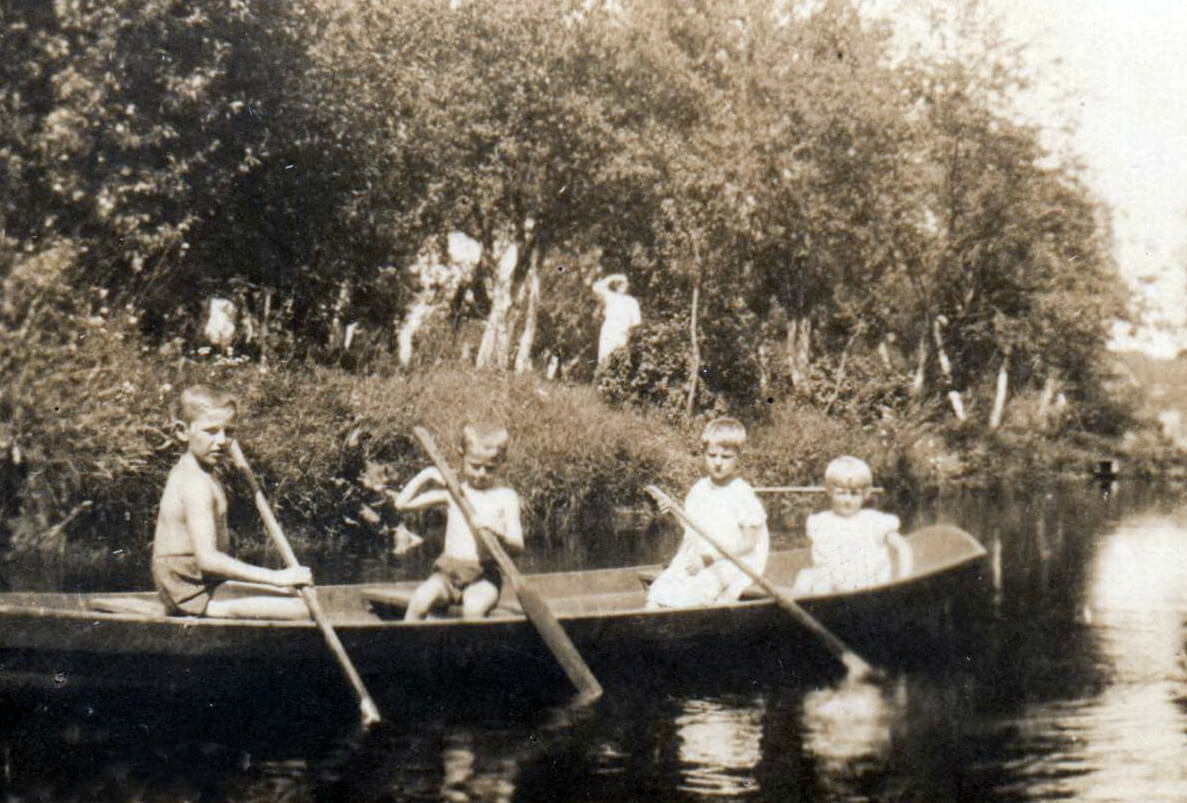 Ставок «сажовка» в саду священика, 1935 р. Наталка Савченко з друзями