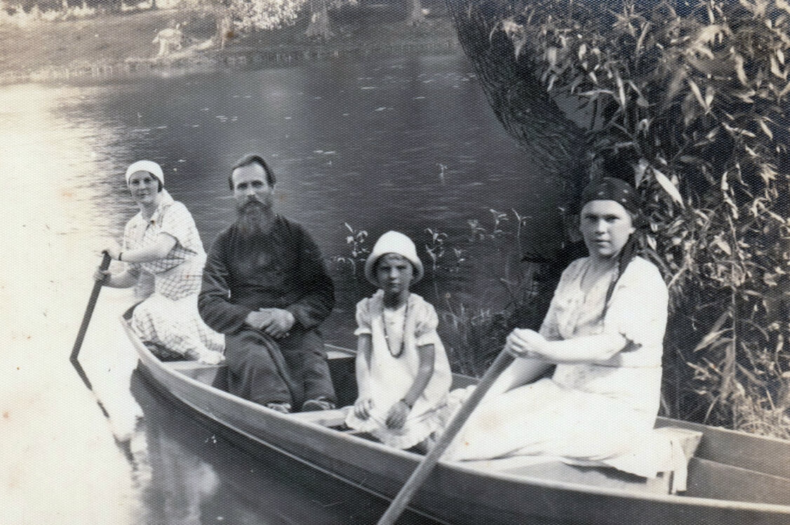 Сім’я священика І. Міщука біля будинку священика, 1935 р.
