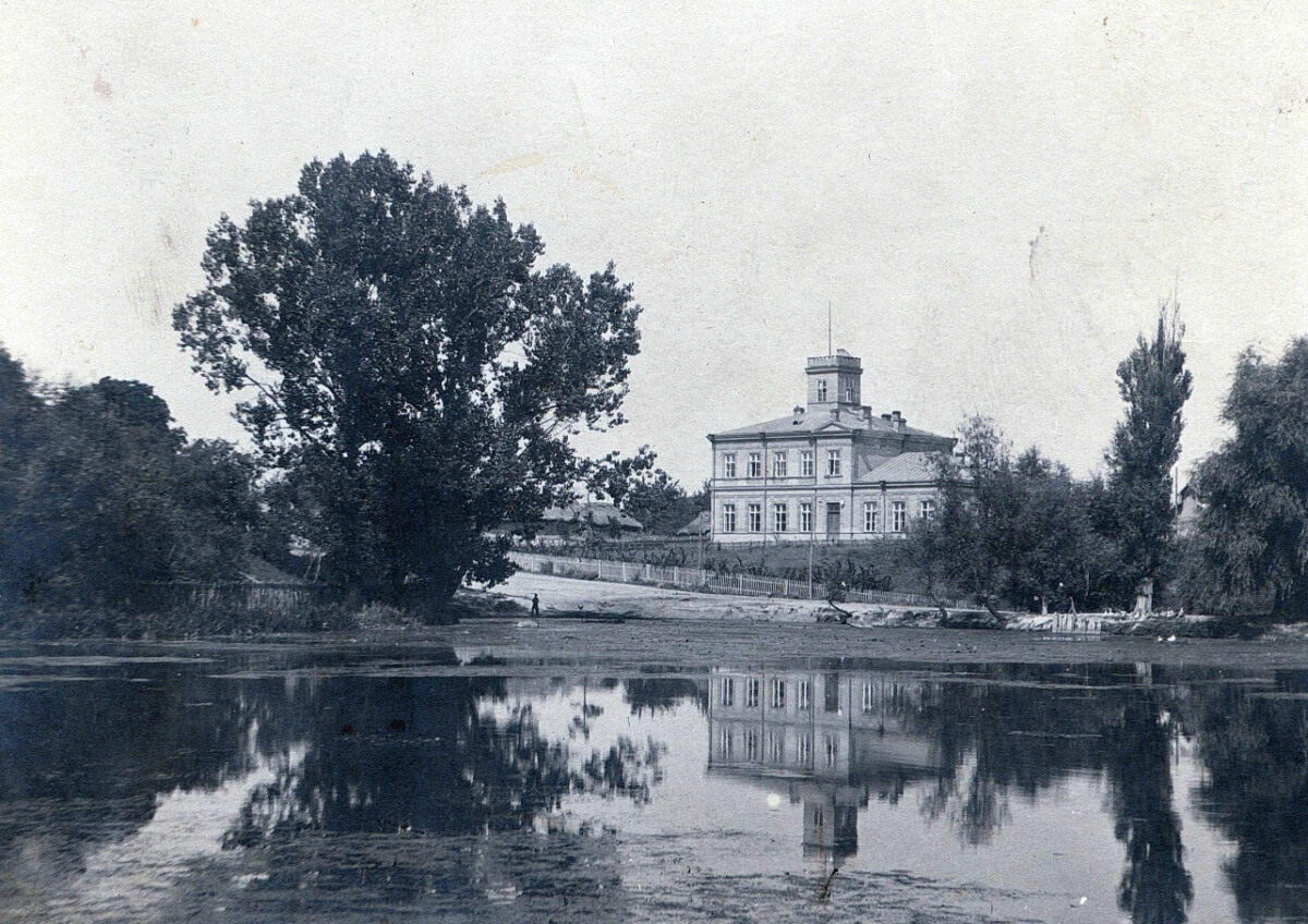 Вид на Городоцьку школу. Фото І. Куліша, поч. ХХ ст.