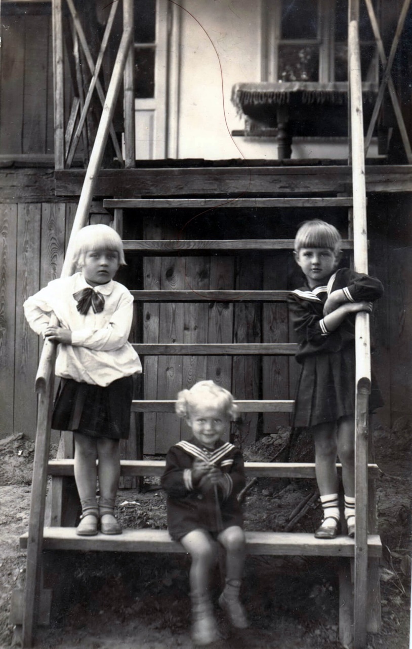 Зліва Наталка Савченко, справа Віра Міщук, у центрі Анатолій Хорупаня — син священика, 1934 р.