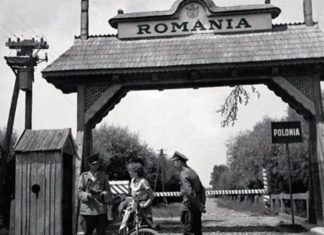 Дороті Госмер перетинає польсько-румунський кордону районі Снятина. Прикордонника явно зацікавила американка-велосипедистка