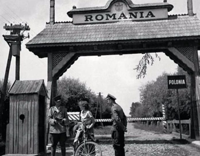 Дороті Госмер перетинає польсько-румунський кордону районі Снятина. Прикордонника явно зацікавила американка-велосипедистка