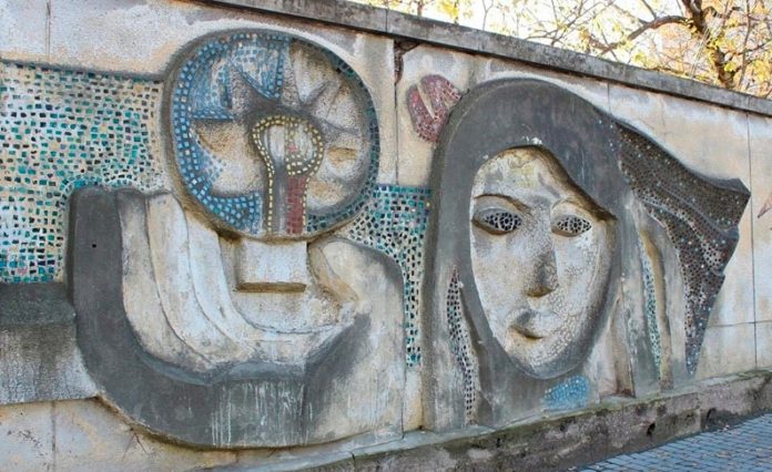 Мозаїчний рельєф на території колишнього заводу "Кінескоп"