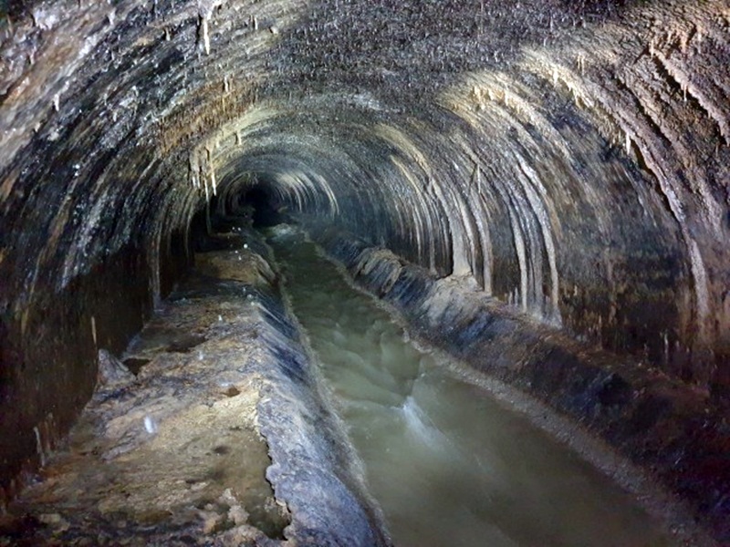 Так ніби запхав камеру в раковину громадської вбиральні