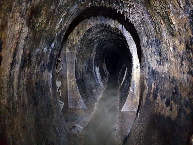 За Полтвопадом є вихід назовні чи спуск всередину. Залежно з якої сторони дивитися.