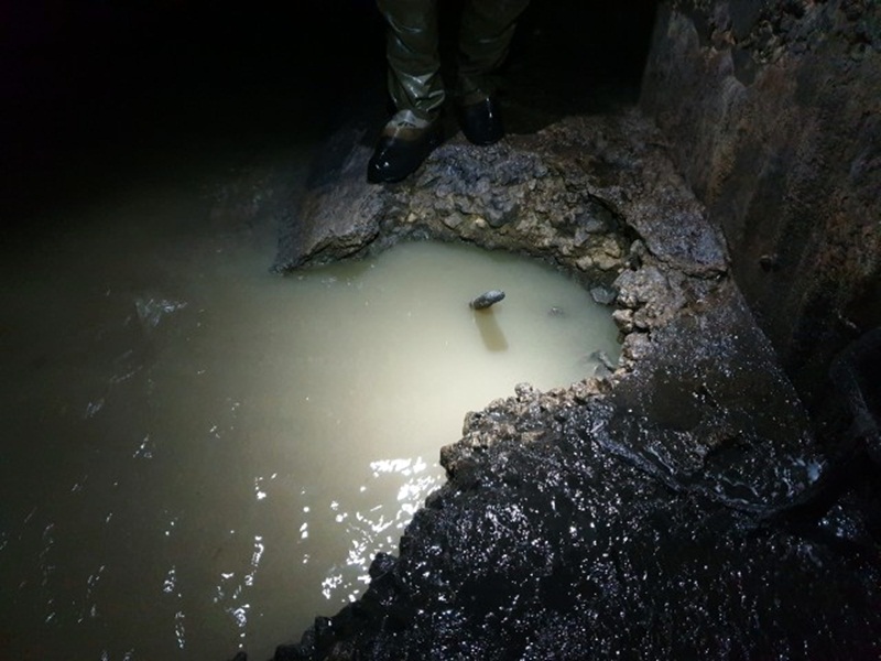 Зруйнований бортик на Левицького