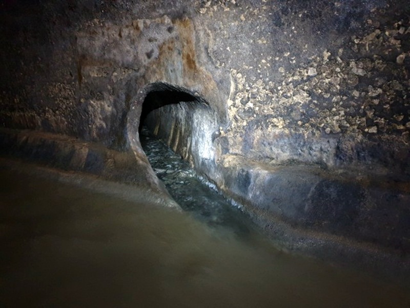 Бокова притока чистої води десь в районі шостої школи