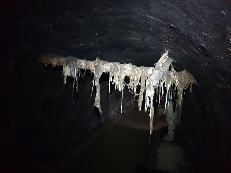 Тут вже колектор затоплює під сам верх і тому бруду менше