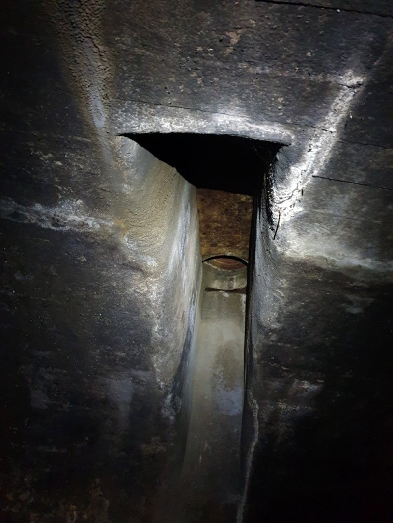 Щілини над клумбою на Маріїнській площі. 3 штуки. Можливо тут був дерев’яний місток?