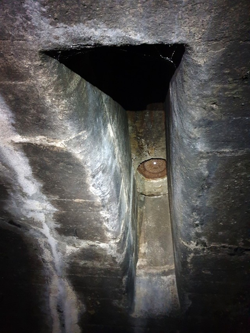 Щілини над клумбою на Маріїнській площі.