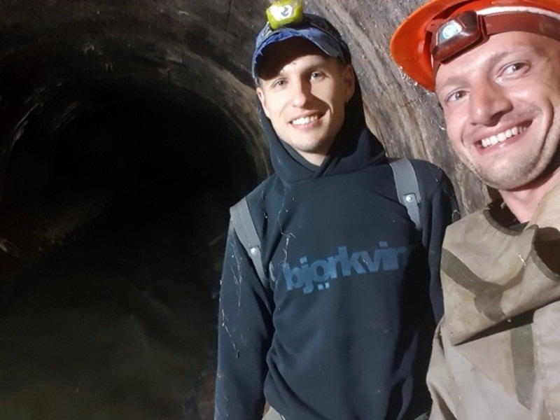 Локаль відновив недавно змитий ліхтар та камеру. Тепер ще більше світла. І чудовий селфі-спот для діггерів. А цікаво, нас там хтось бачить?