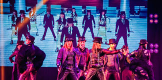 Сцена з арт-кабаре DEKADANCE від ТанцТеатру Ірини Мазур «Життя»