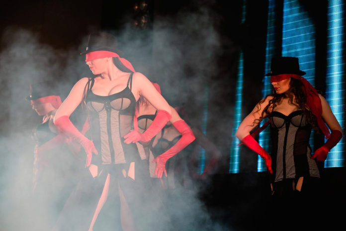 Сцена з арт-кабаре DEKADANCE від ТанцТеатру Ірини Мазур «Життя»