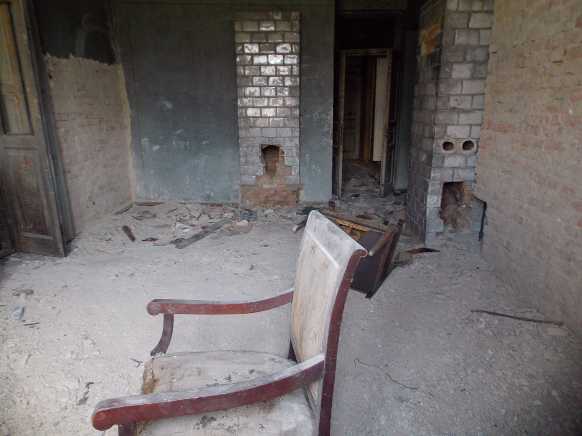 Нині всередині повна розруха