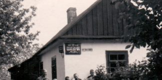 М.І. Кур’яник з учнями біля школи №13 1960-і рр.