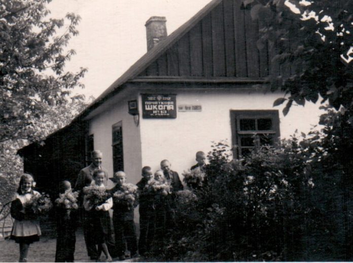 М.І. Кур’яник з учнями біля школи №13 1960-і рр.