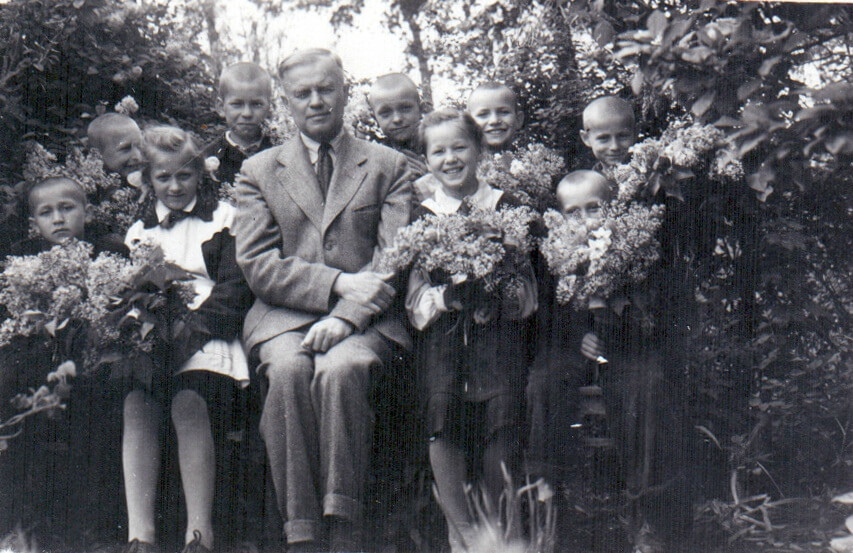 М.І. Кур’яник із школярами, 1960-і рр