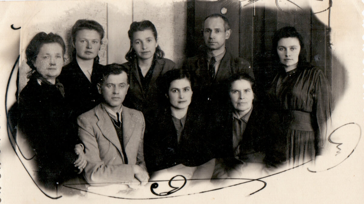 М.І. Кур’яник в нижньому ряду зліва серед вчителів 1950-і рр.