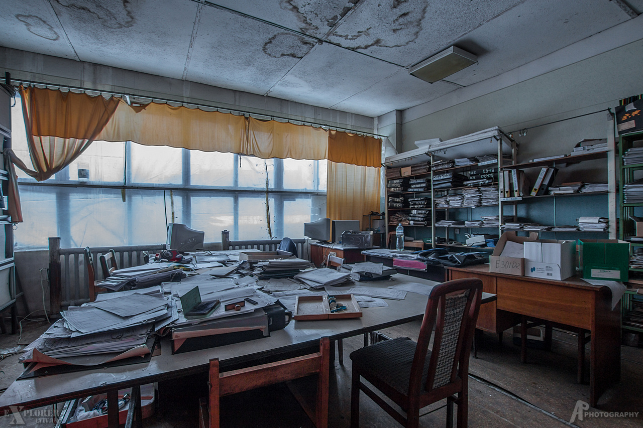 В цій же будівлі, кабінети начальників цехів та іншого персоналу