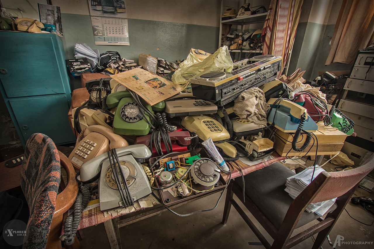 Приміщення телекомунікації. Ще такої концентрації телефонних апаратів не бачив! Відділ обслуговував всі підрозділи ЛАЗу, відповідно запчастин для обслуговування тут дуже багато.