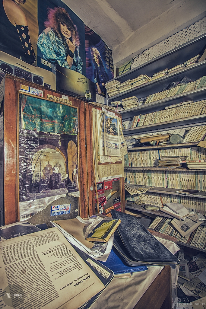 Радіоточка заводу. Є добірка музичних платівок, програвачів, бабінних записів та плакатів, з естрадою вісімдесятих. 