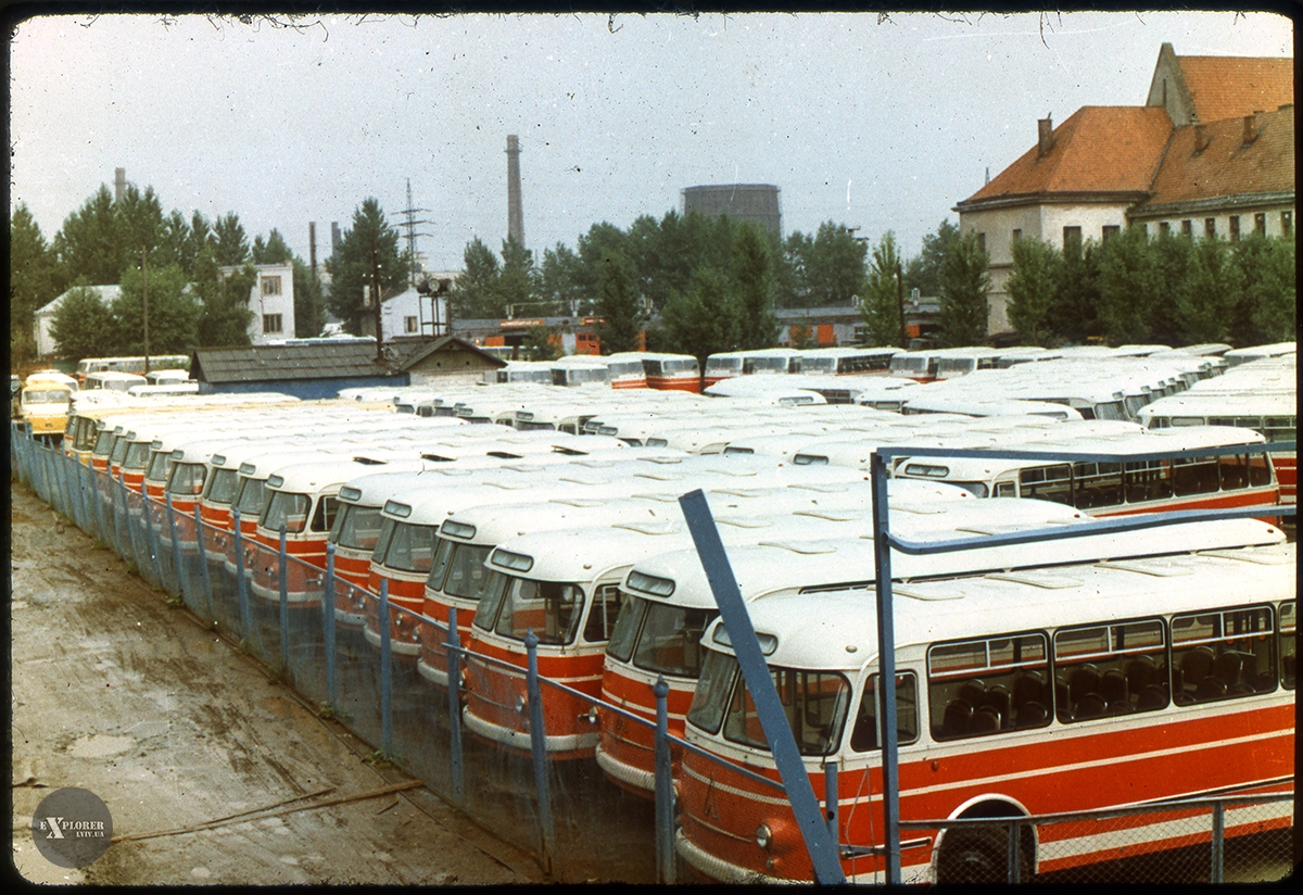 Стоянка випущених автобусів ЛАЗу