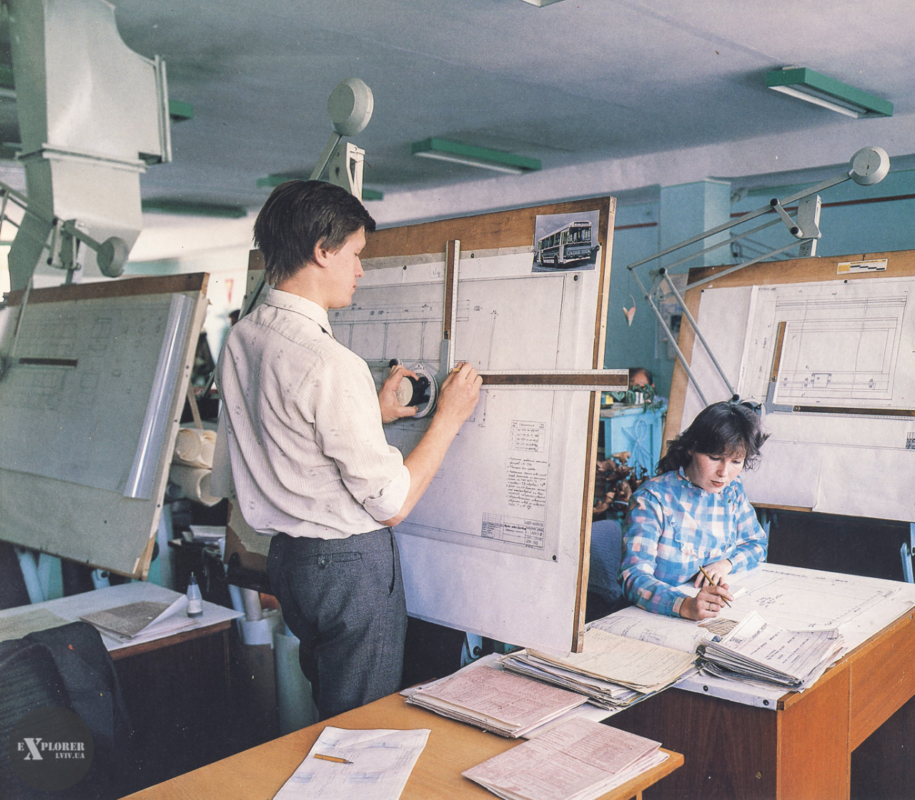 Інженер заводу за кульманом, в процесі роботи, 1970-ті роки.