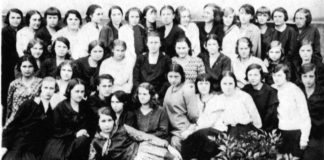 Учениці VІ-ої кл. гімназії СС Василіянок у Львові, 1929-1930 р. 1-ий ряд долина зліва: М. Коренець, А. Савків, З. Голіян, (в білій суконці), І. Андрусів, С. Гречило, І. Колек, М. Штайнер, М. Дідур, А. Романів, В. Свістель, Н. Гаврих, О. Скоморович, К. Зарицька; перед першим рядом М. Качоровська. Другий ряд: Я. Пастернак, Р. Дорош, Е. Диянковська, С. Кульчицька, д-р О. Дашкевич, господиня кляси, с. Більська, І. Галібей, С. Батюк, С. Біляк, О. Банах. 3-ій ряд: І. Микитин, С. Кліщ, В. Свєнціцька, С. Кулик, М. Пашковська, О. Лоза, І. Якубів, М. Міцковська, С. Малецька, І.Лазорко, М. Кос, М. Садовська, Н. Н. , С. Тис, Гранківська, І. Борvдієвич