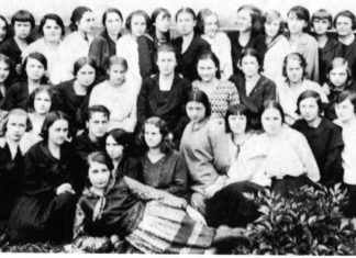 Учениці VІ-ої кл. гімназії СС Василіянок у Львові, 1929-1930 р. 1-ий ряд долина зліва: М. Коренець, А. Савків, З. Голіян, (в білій суконці), І. Андрусів, С. Гречило, І. Колек, М. Штайнер, М. Дідур, А. Романів, В. Свістель, Н. Гаврих, О. Скоморович, К. Зарицька; перед першим рядом М. Качоровська. Другий ряд: Я. Пастернак, Р. Дорош, Е. Диянковська, С. Кульчицька, д-р О. Дашкевич, господиня кляси, с. Більська, І. Галібей, С. Батюк, С. Біляк, О. Банах. 3-ій ряд: І. Микитин, С. Кліщ, В. Свєнціцька, С. Кулик, М. Пашковська, О. Лоза, І. Якубів, М. Міцковська, С. Малецька, І.Лазорко, М. Кос, М. Садовська, Н. Н. , С. Тис, Гранківська, І. Борvдієвич