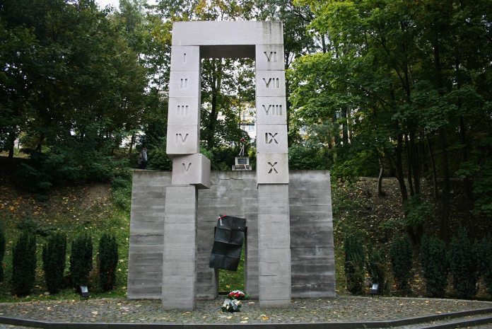 Пам'ятник розстріляним професорам у Львові. Фото з https://photo-lviv.in.ua