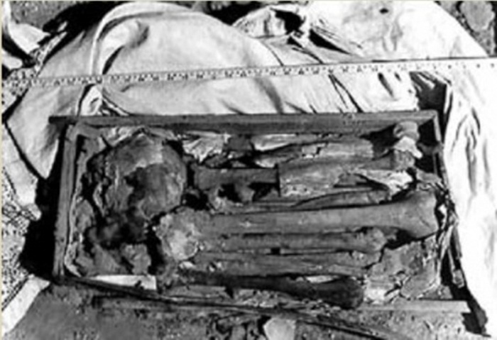 Вміст "скриньки Ярослава Пастернака". Світлина 1991 року