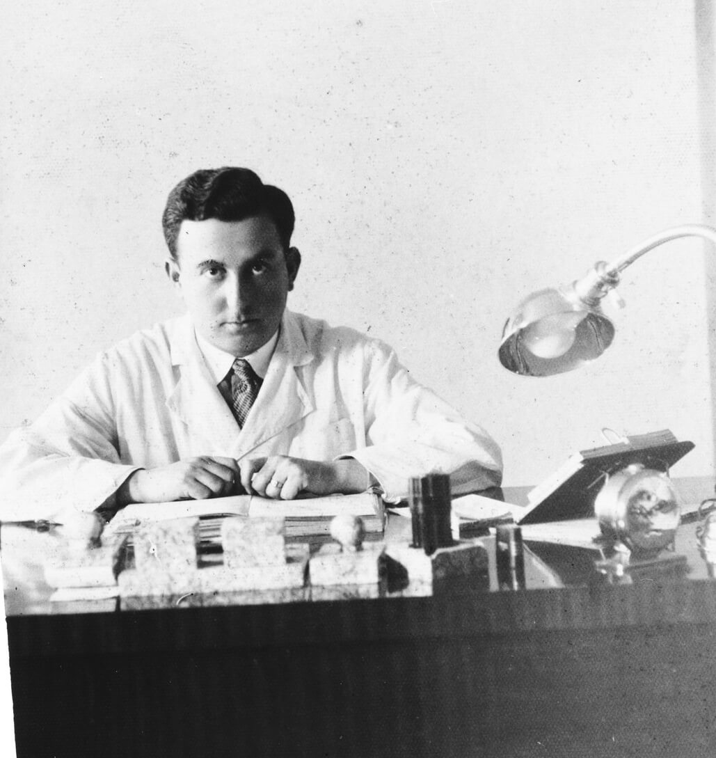 Лікар-офтальмолог Аарон Шафер, Рівне 1930-1939 рр.