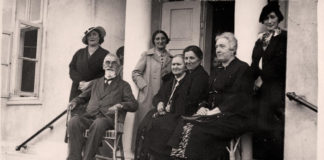 Зліва: Кость Левицький, жінка Ольга, ззаду: дочки – Дарія, Марія, Ірена.